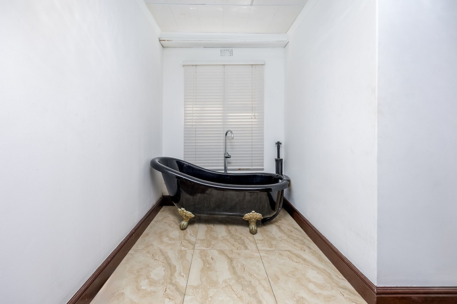 6 Bedroom Property for Sale in Silwood Heights Western Cape